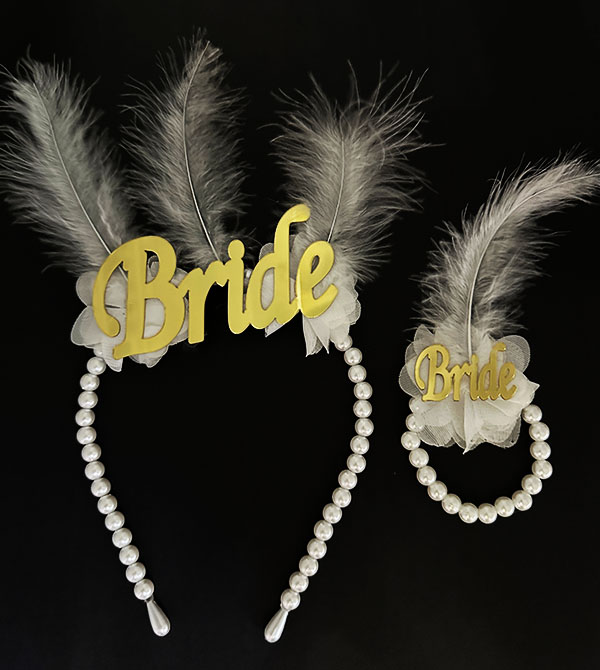 Beyaz İncili Gerçek Otriş Tüylü Pleksili Bride Yazılı Gelin Tacı ve Bride Yazılı Gelin Bilekliği Altın Renk 