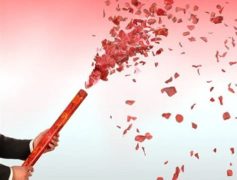 Kırmızı Renk Güllü-Kalpli konfeti 30 cm