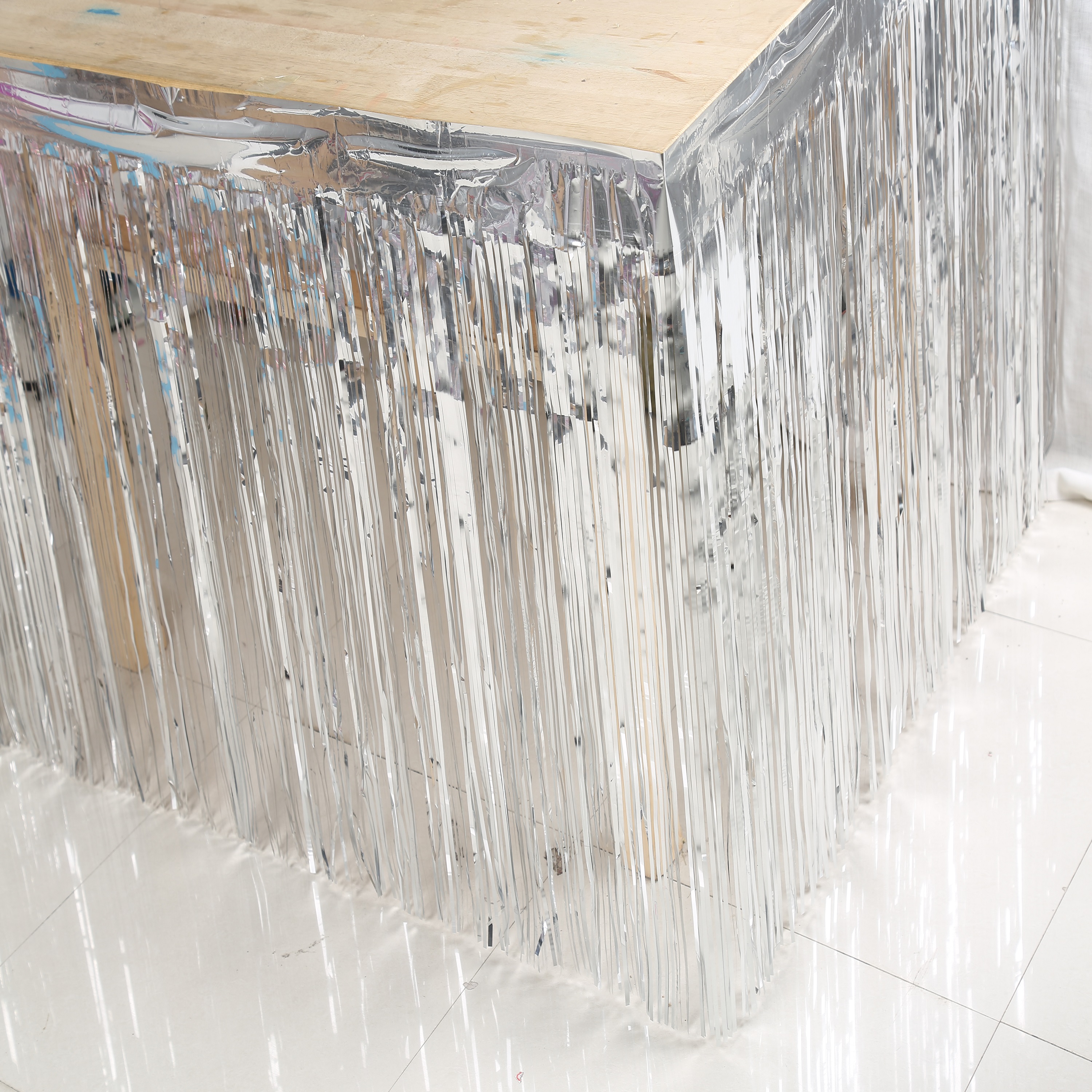 Püsküllü Işıltılı Metalize Gümüş Renk Masa Eteği 75 cm x 4 m