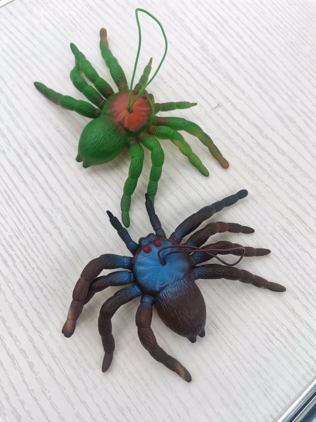 Yumuşak Plastik Malzemeden İmal Karışık Renk Tarantula Örümcek 6 Adet 13x13 cm