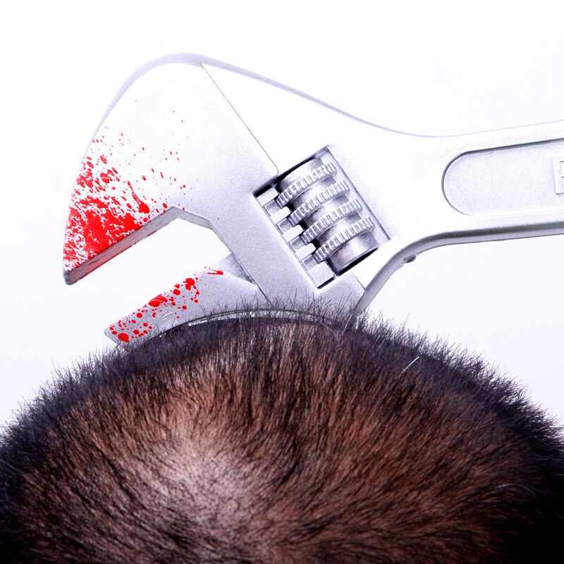 Kafaya Saplanmış İngiliz Anahtarı Şaka Tacı