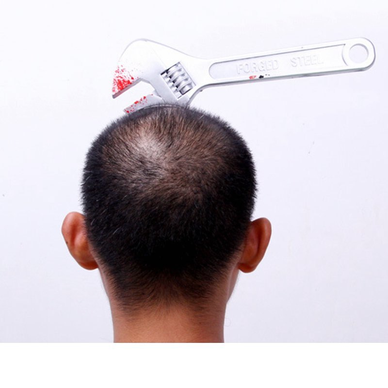 Kafaya Saplanmış İngiliz Anahtarı Şaka Tacı