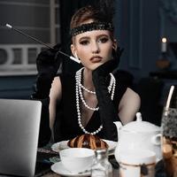 1920’ler Çarliston Aksesuar Seti – İnci Kolye, Eldiven, Sigara Tutucu, Siyah Saç Bandı