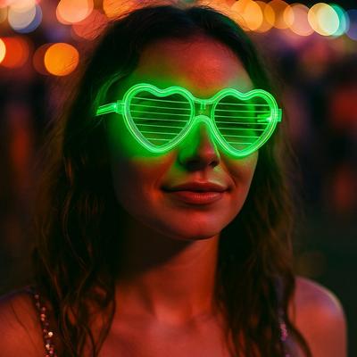 Yeşil LED Işıklı Kalp Gözlük – 3 Modlu Parti & Glow Gözlüğü